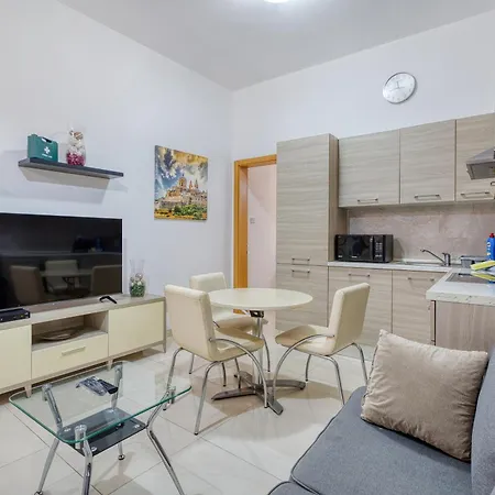 Cosy 2br Maisonette With Balcony & Ac In Apartament *