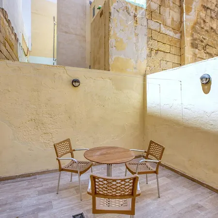 Cosy 2br Maisonette With Balcony & Ac In