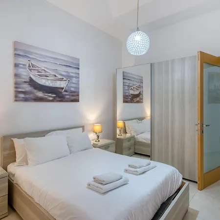 Apartament Cosy 2br Maisonette With Balcony & Ac In *