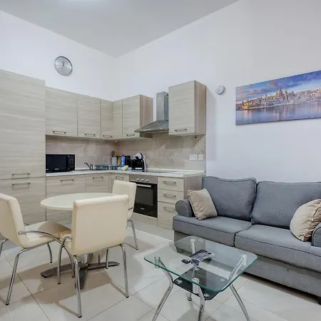 Cosy 2br Maisonette With Balcony & Ac In Apartament *