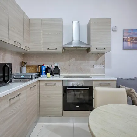 Cosy 2br Maisonette With Balcony & Ac In *