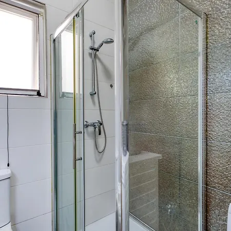 Cosy 2br Maisonette With Balcony & Ac In Apartament