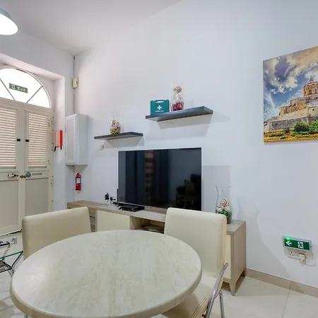 Cosy 2br Maisonette With Balcony & Ac In Apartament Pietà