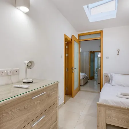 Apartament Cosy 2br Maisonette With Balcony & Ac In Pietà