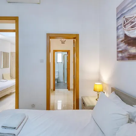 Apartament Cosy 2br Maisonette With Balcony & Ac In *