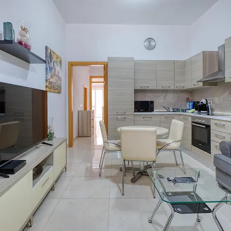 Cosy 2br Maisonette With Balcony & Ac In Apartament *