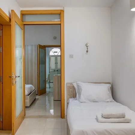 Cosy 2br Maisonette With Balcony & Ac In