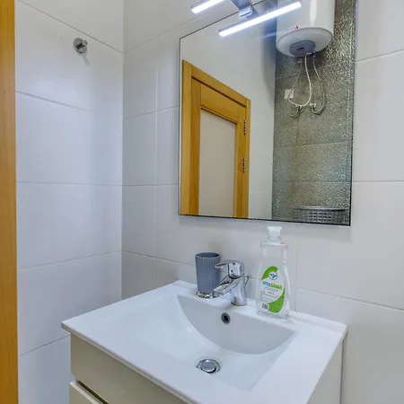 Apartament Cosy 2br Maisonette With Balcony & Ac In *