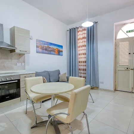 Cosy 2br Maisonette With Balcony & Ac In Apartament *