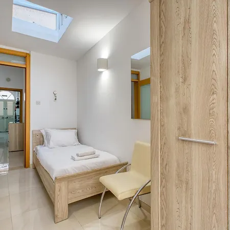 Apartament Cosy 2br Maisonette With Balcony & Ac In