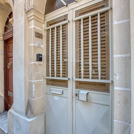 Cosy 2br Maisonette With Balcony & Ac In