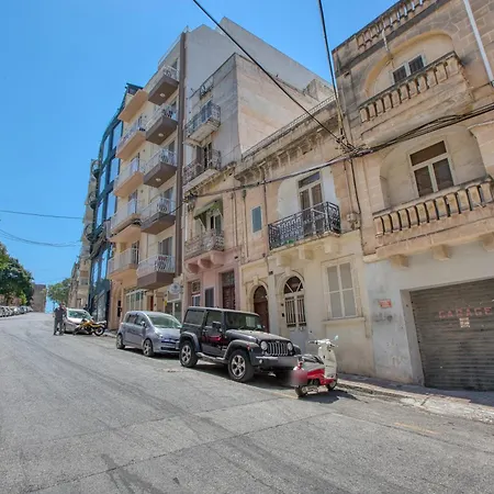 Cosy 2br Maisonette With Balcony & Ac In Apartament