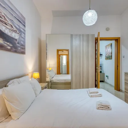 Cosy 2br Maisonette With Balcony & Ac In Apartament *